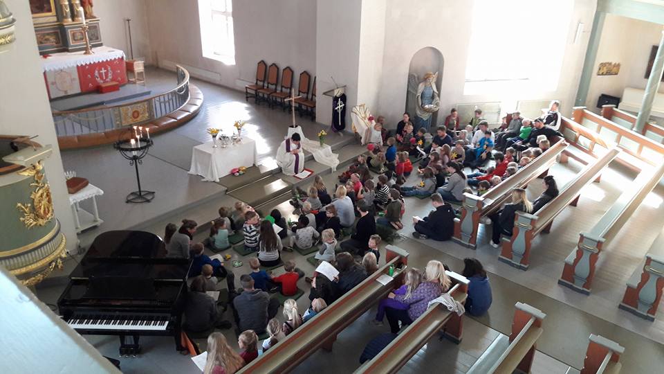 Interiør med folk tilstede Vang kirke